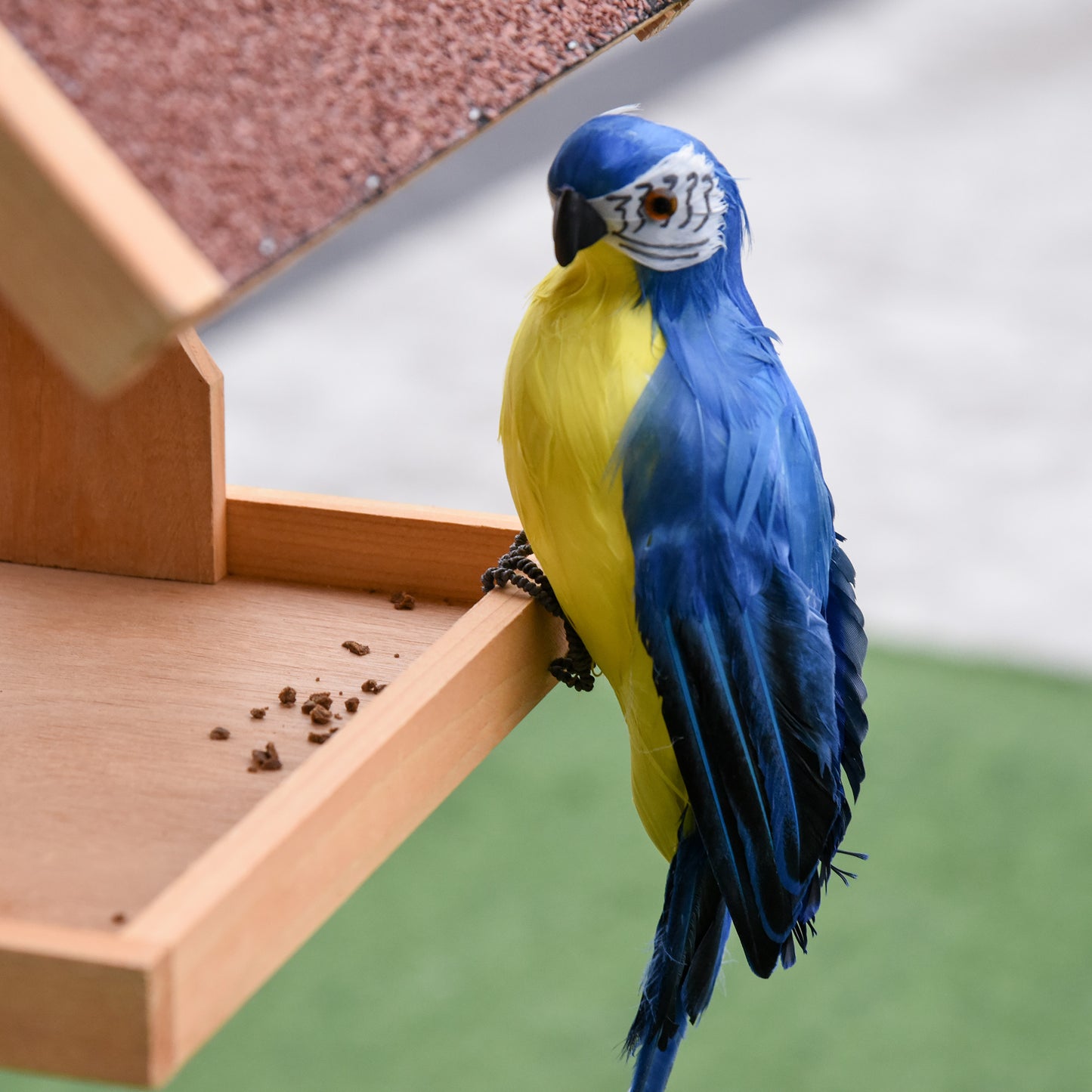 Wooden Bird Feeder Table Freestanding with Weather Resistant Roof Cross-shaped Support Feet